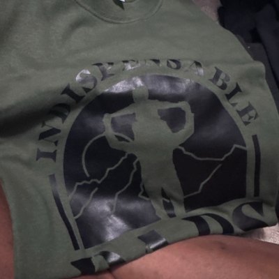 Indispensable Dads Tee Green, ready to ship